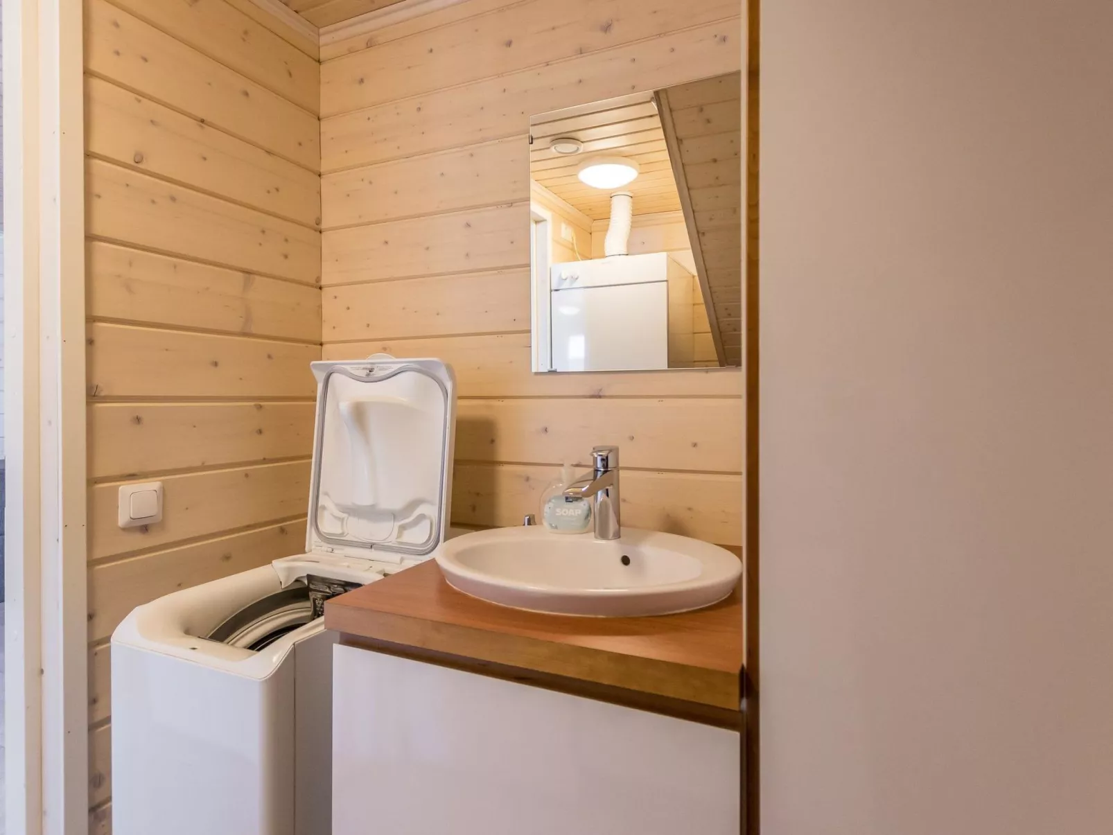 Hallan karhu b, paritalo-Binnen