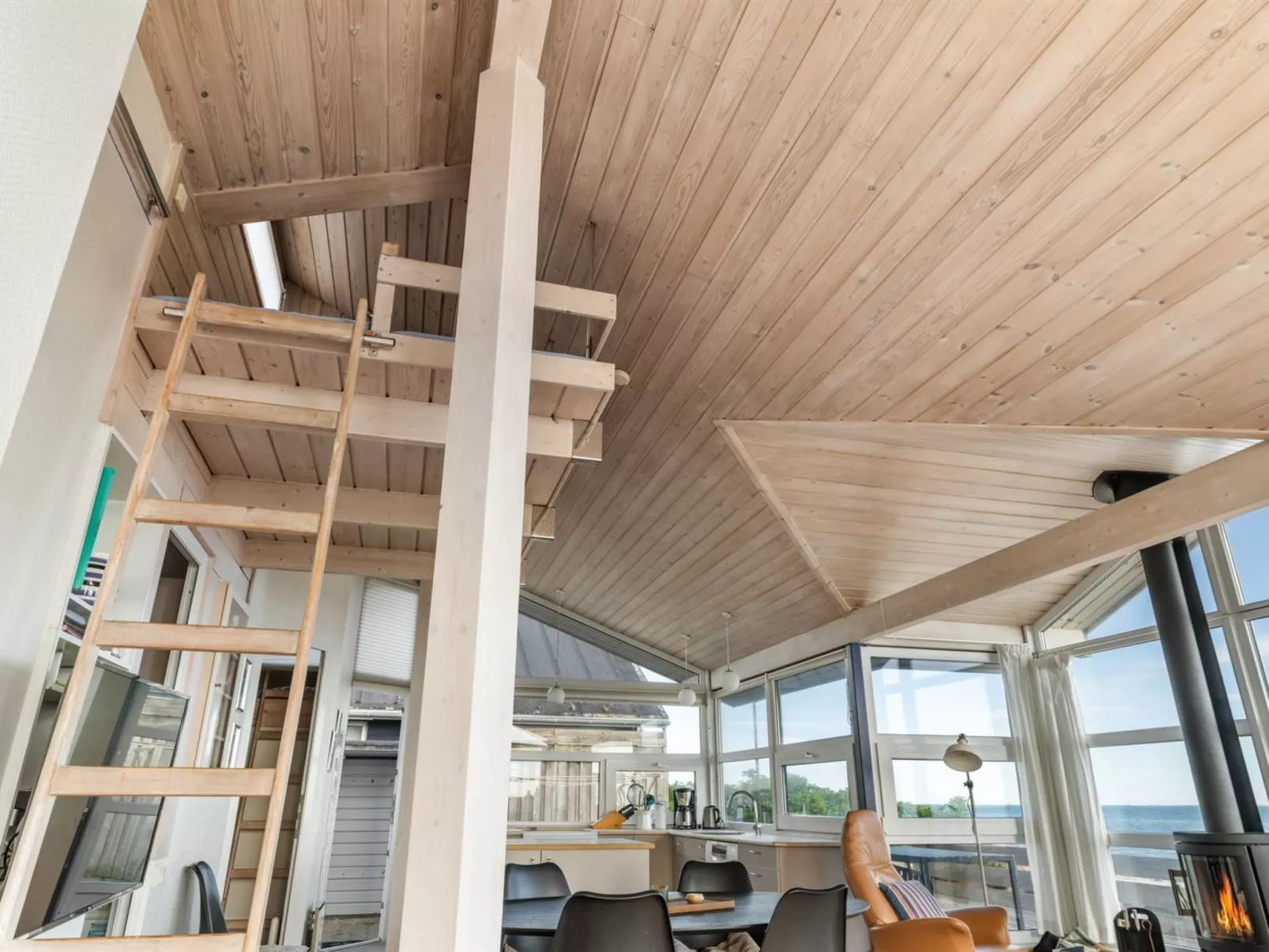 "Amila" - 10m from the sea-Binnen