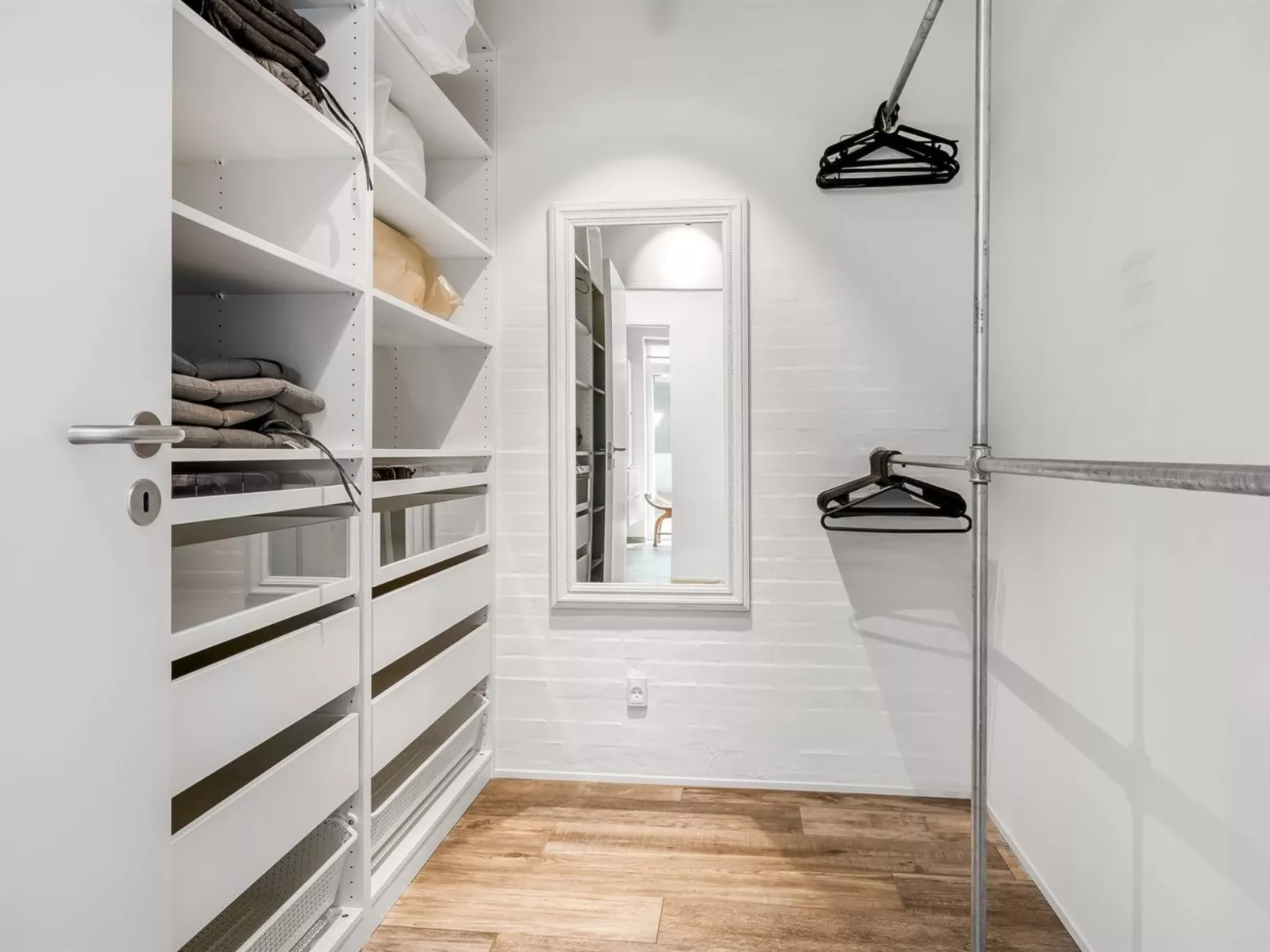 "Bondi" - 75m from the sea-Binnen