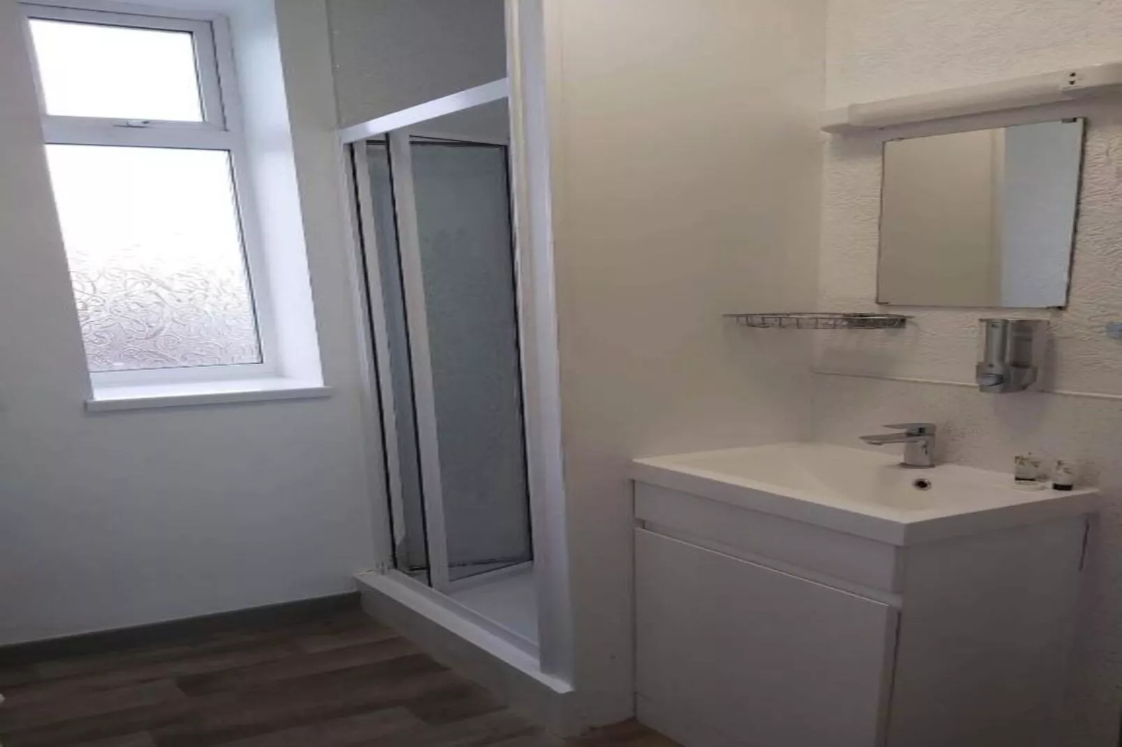 EN_SES015_Standard Single Room-Badkamer