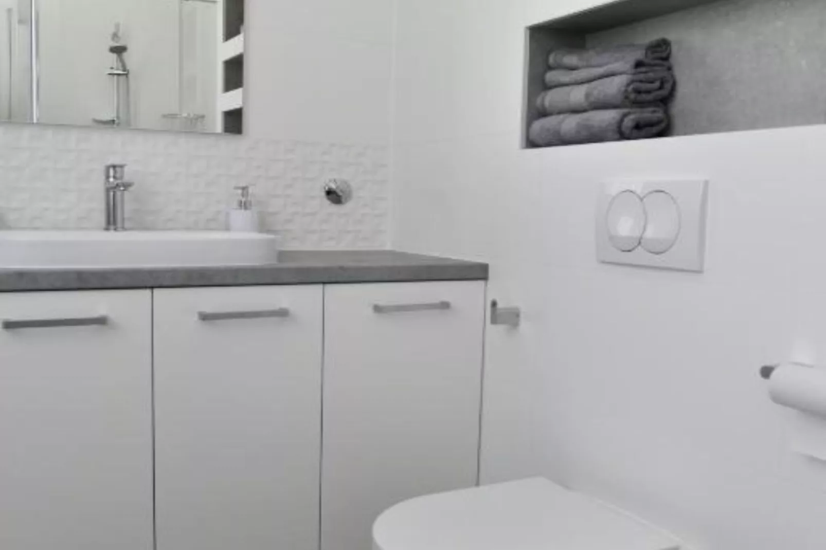 One Bedroom Apartment with Terrace and Garden View-Badkamer