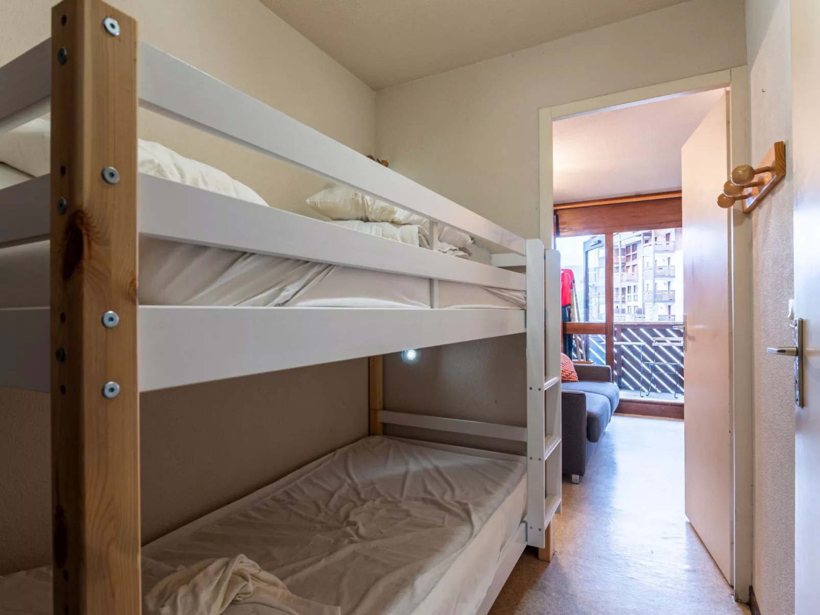 P. LES ESSERTS-Binnen