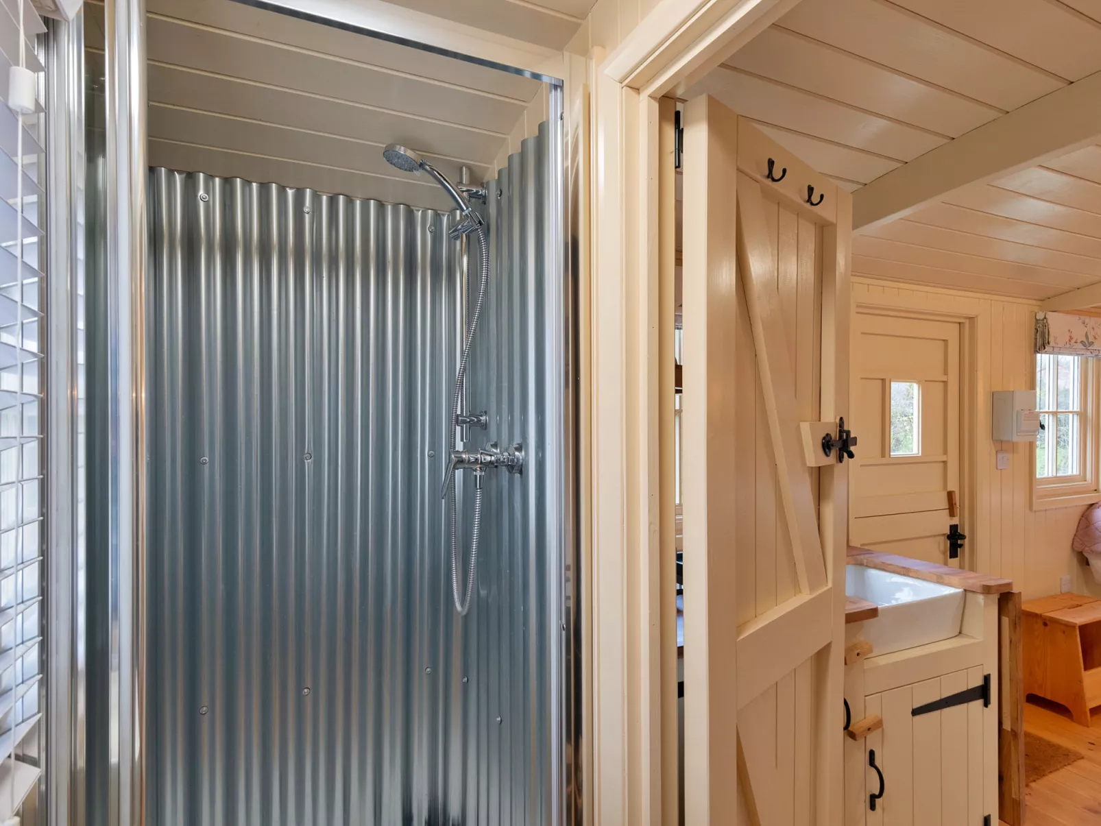 The Flower Hut-Buiten