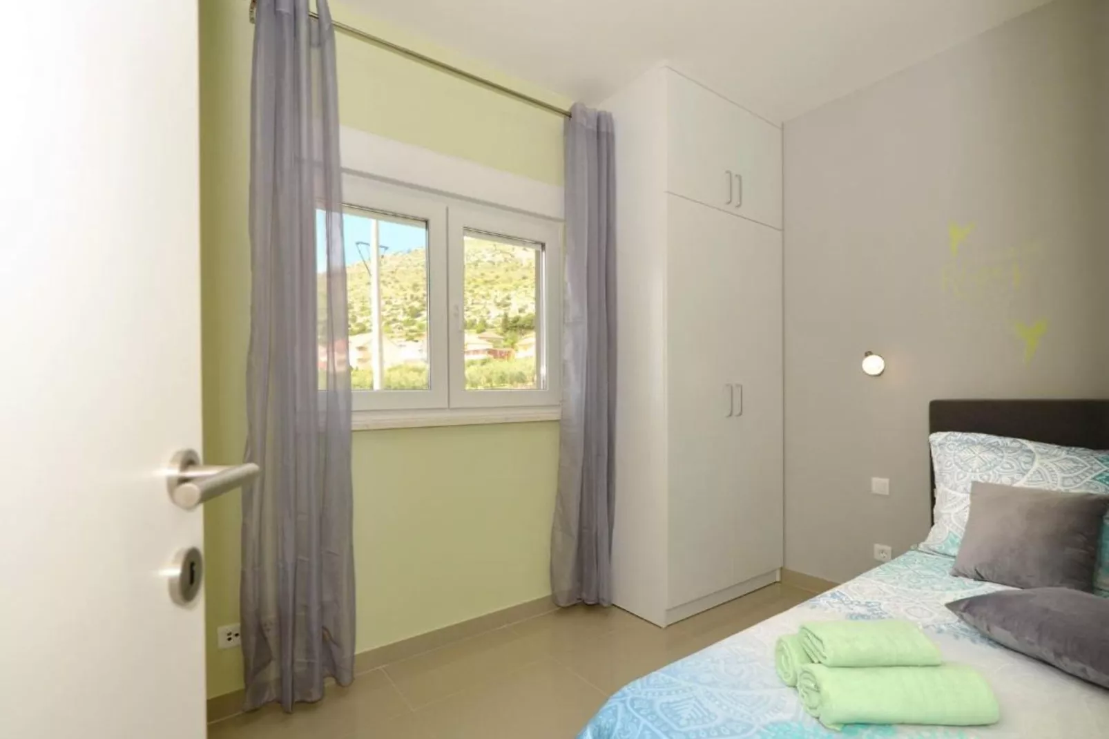 Apartment Sunshine Trogir - Three Bedroom Apartment with Balcony-Slaapkamer