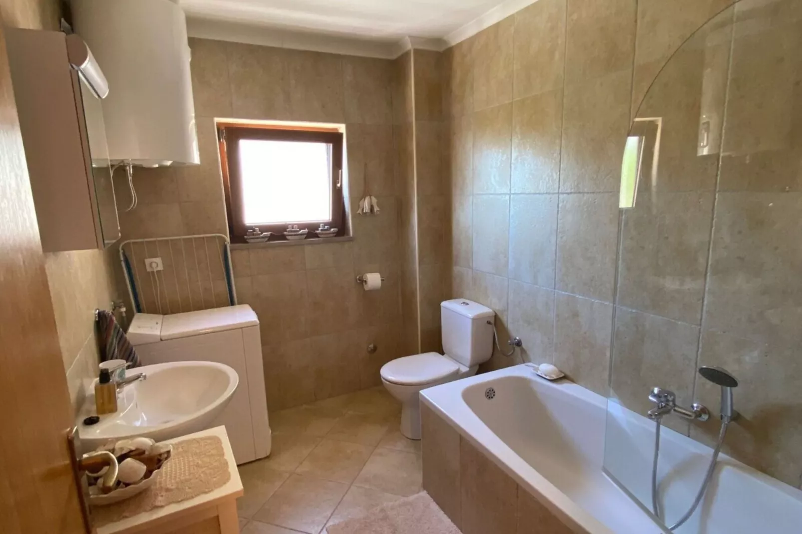 Villa Oliva - Two Bedroom Villa with Terrace and Swimming pool-Badkamer