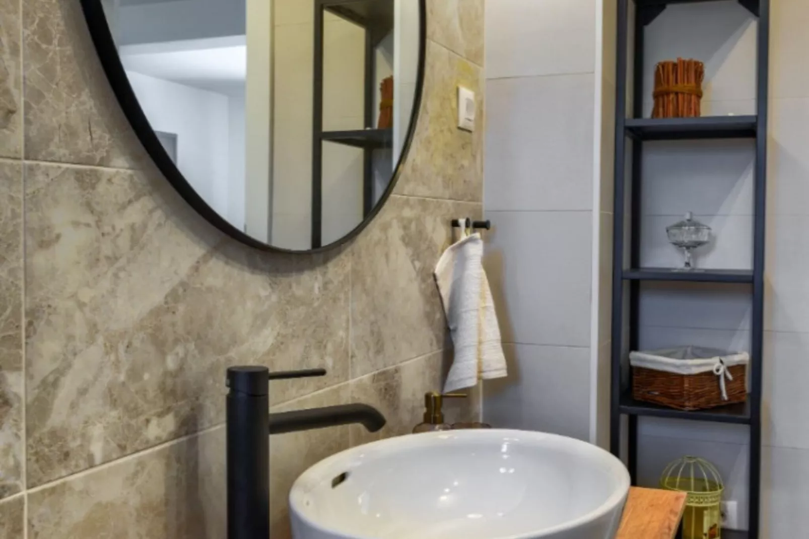 RUSTIC VILLA PEROSA WITH HEATED POOL-Badkamer