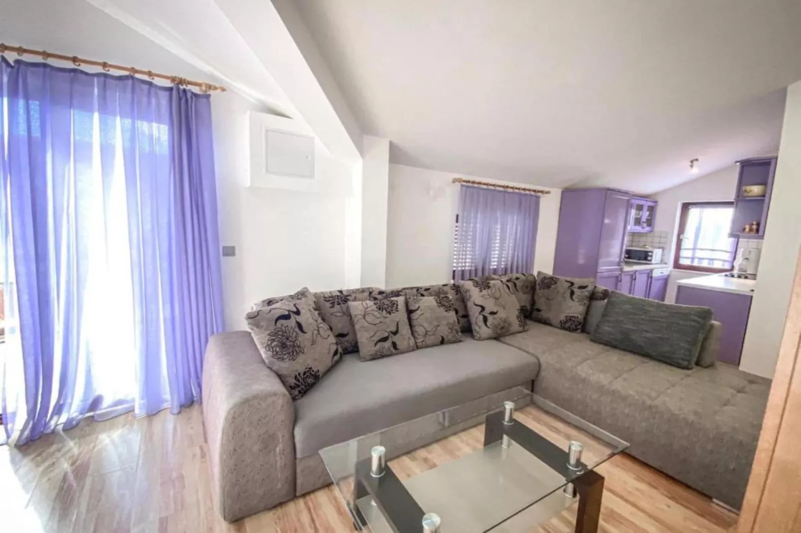 Peaceful Apartments With Style  - Two Bedroom Bedroom Apartment-Buitenlucht