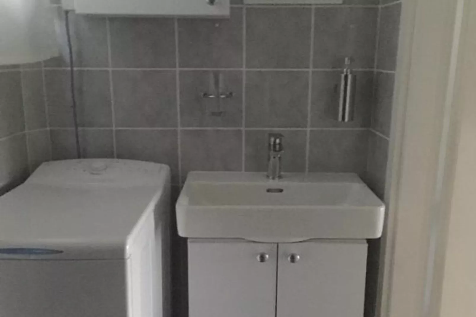 Beach House - 2m from beach - Three Bedroom House-Badkamer