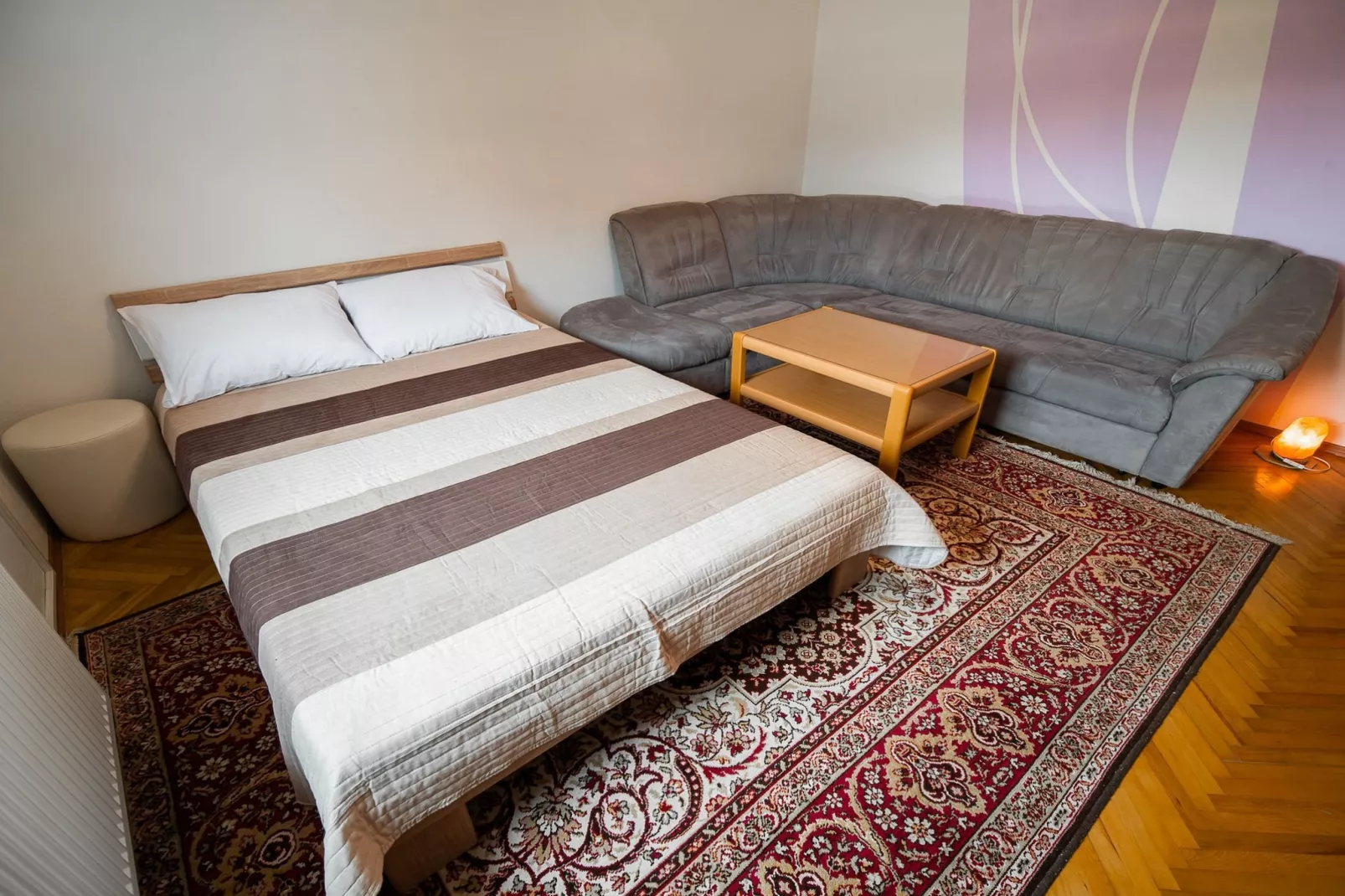 Quiet and Sunny Apartment with Balcony - Two Bedroom Apartment with Balcony-Slaapkamer