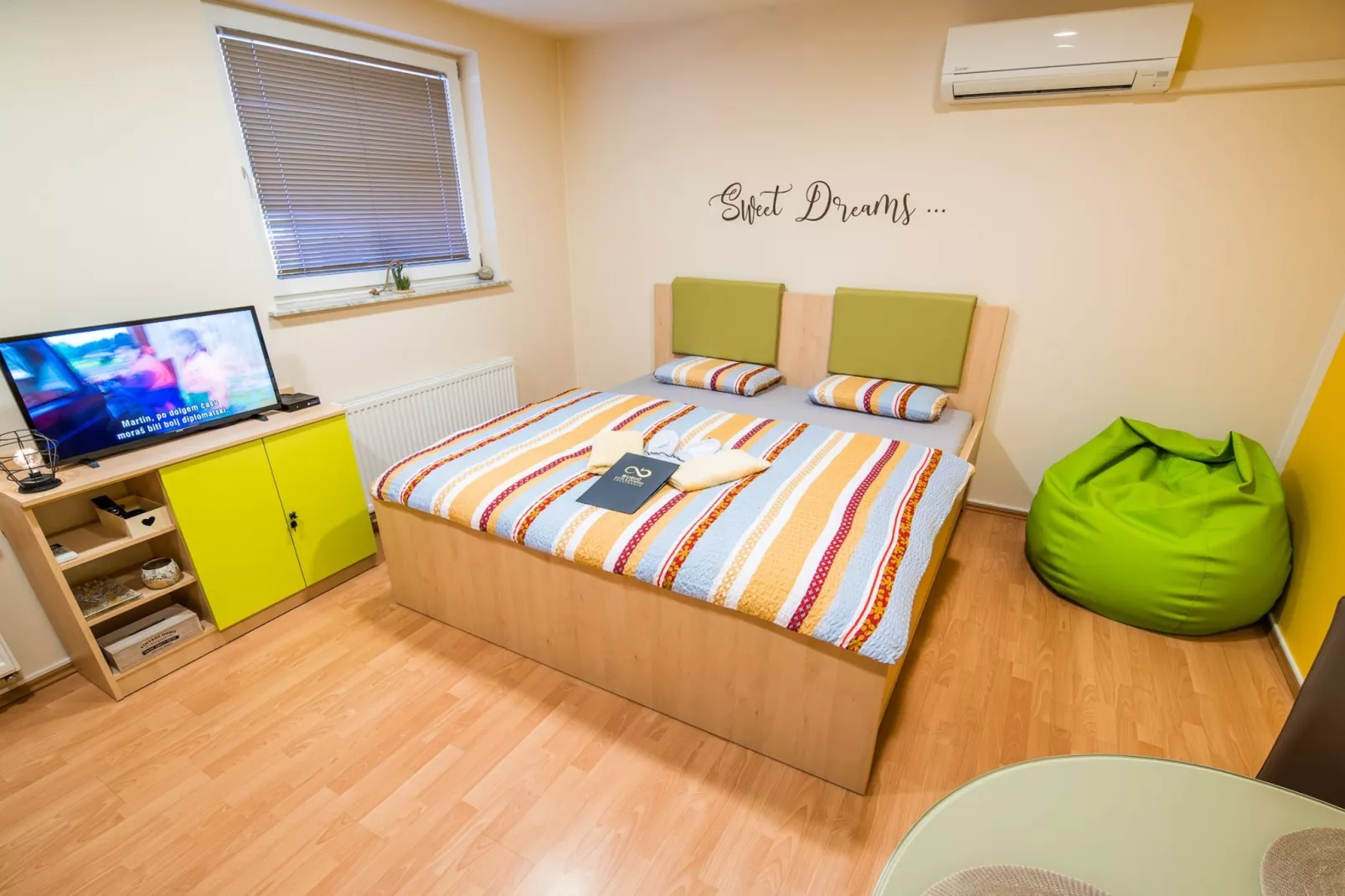 Elegant and Stylish Retreat Apartments with Terrace - Studio Apartment with Terrace-Slaapkamer