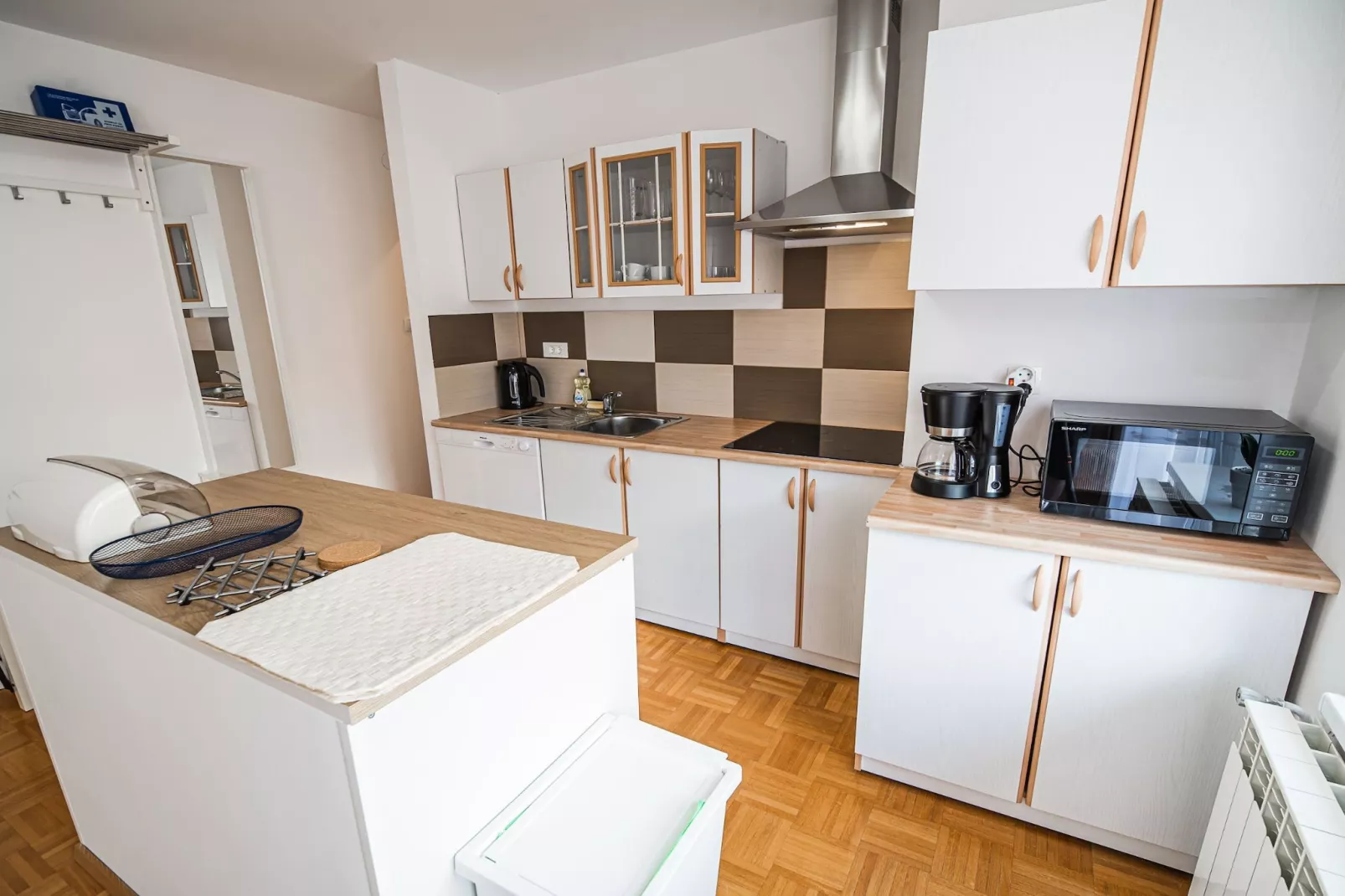 Mountain View Haven Apartments - One Bedroom Apartment  with Balcony-Keuken