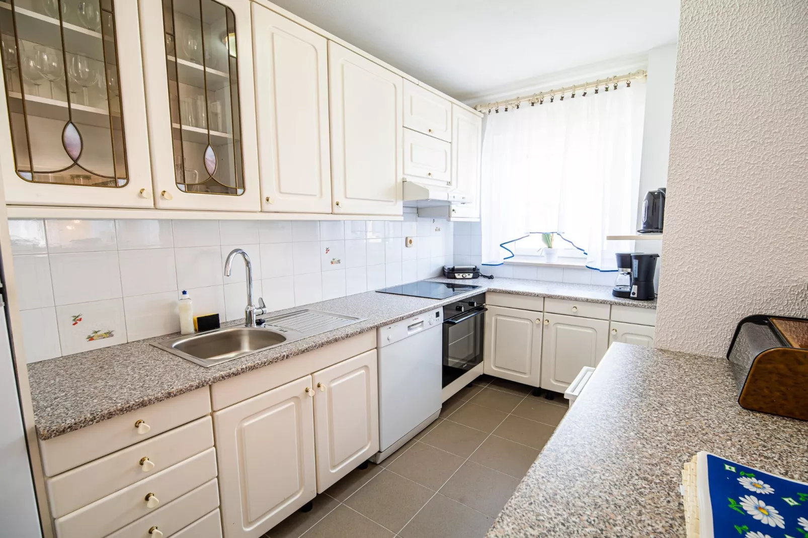 Mountain View Haven Apartments - Two Bedroom Apartment with Balcony-Keuken