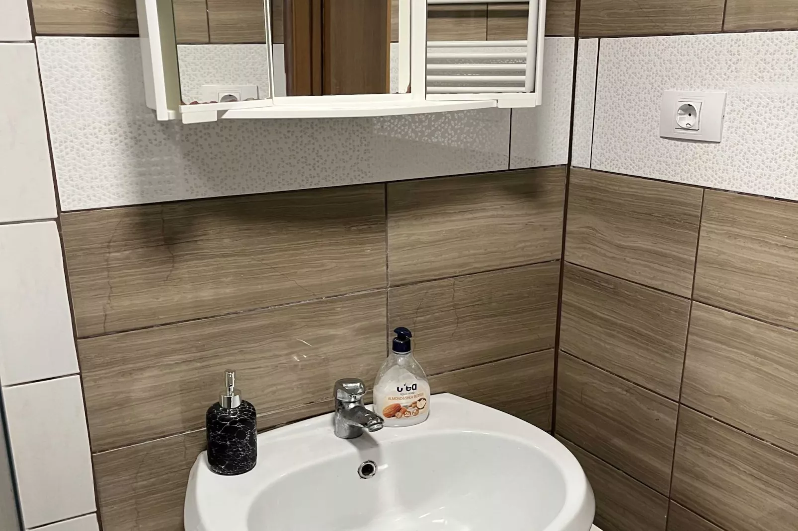 Meadow Tranquil Apartments with Evergreen Garden - One Bedroom Apartment-Badkamer