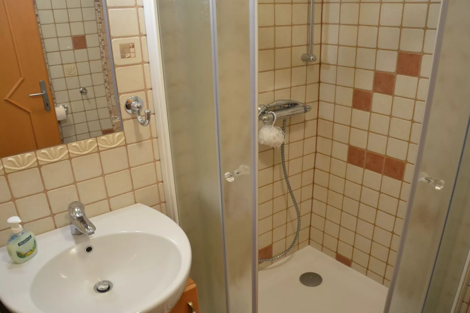 Kranjska Gora Comfortable Apartment with Balcony and Mountain View - Two Bedroom Apartment with Balcony-Badkamer