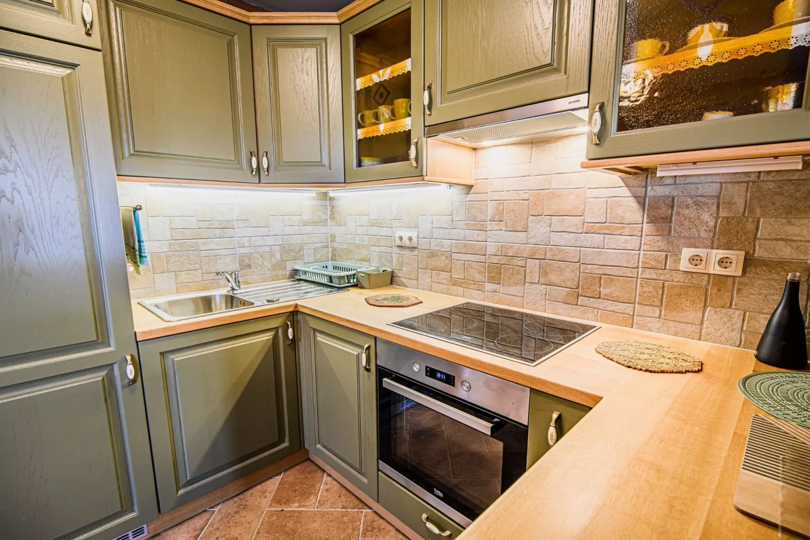 Hidden Authentic Haven Apartments - Two Bedroom Apartment with Balcony-Keuken