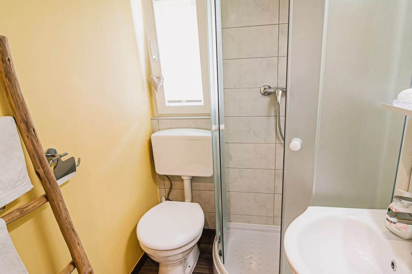 Enchanting Rural Apartment with Terrace - Studio Apartment with Terrace-Badkamer