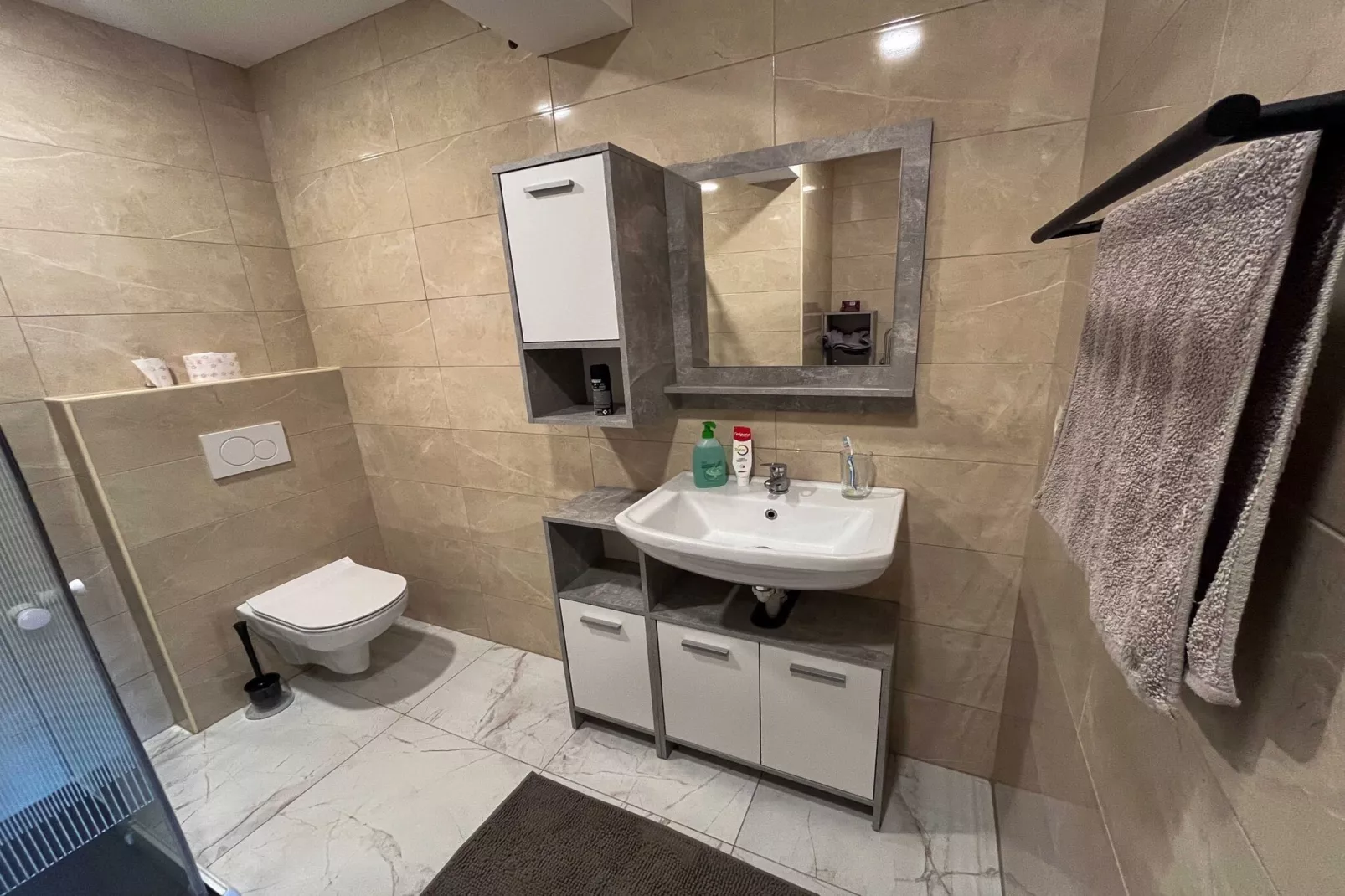 Delightful Cozy Riverside Apartment - One Bedroom Apartment with Terrace-Badkamer