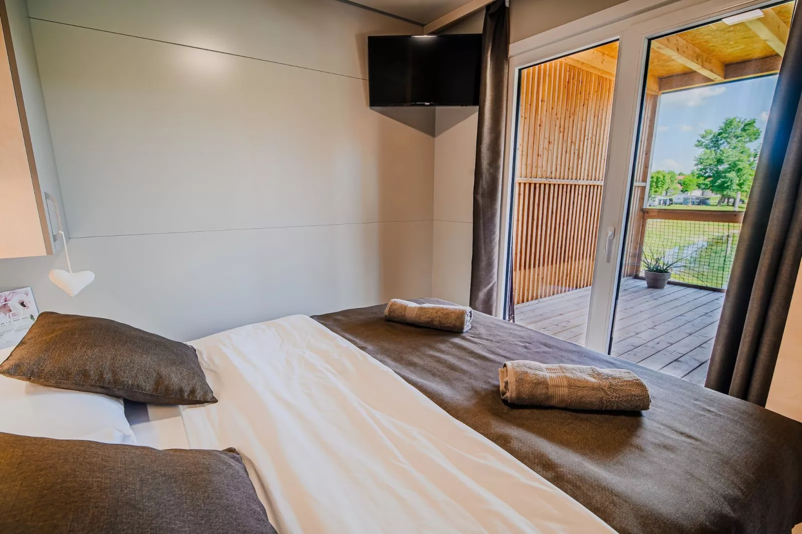 Lakeside Luxury Retreat Mobile Homes with Thermal Riviera Tickets - Three Bedroom Mobile Home 15\/017-Slaapkamer