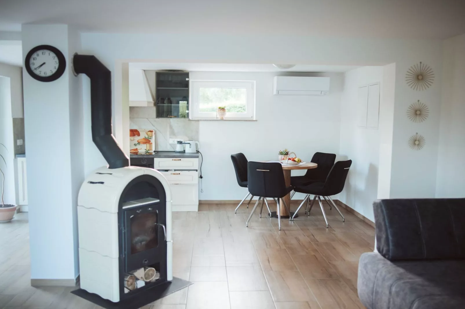 Cozy Holiday Home with Fireplace and Scenic Hills in Bistrica ob Sotli - Two Bedroom Holiday Home-Keuken