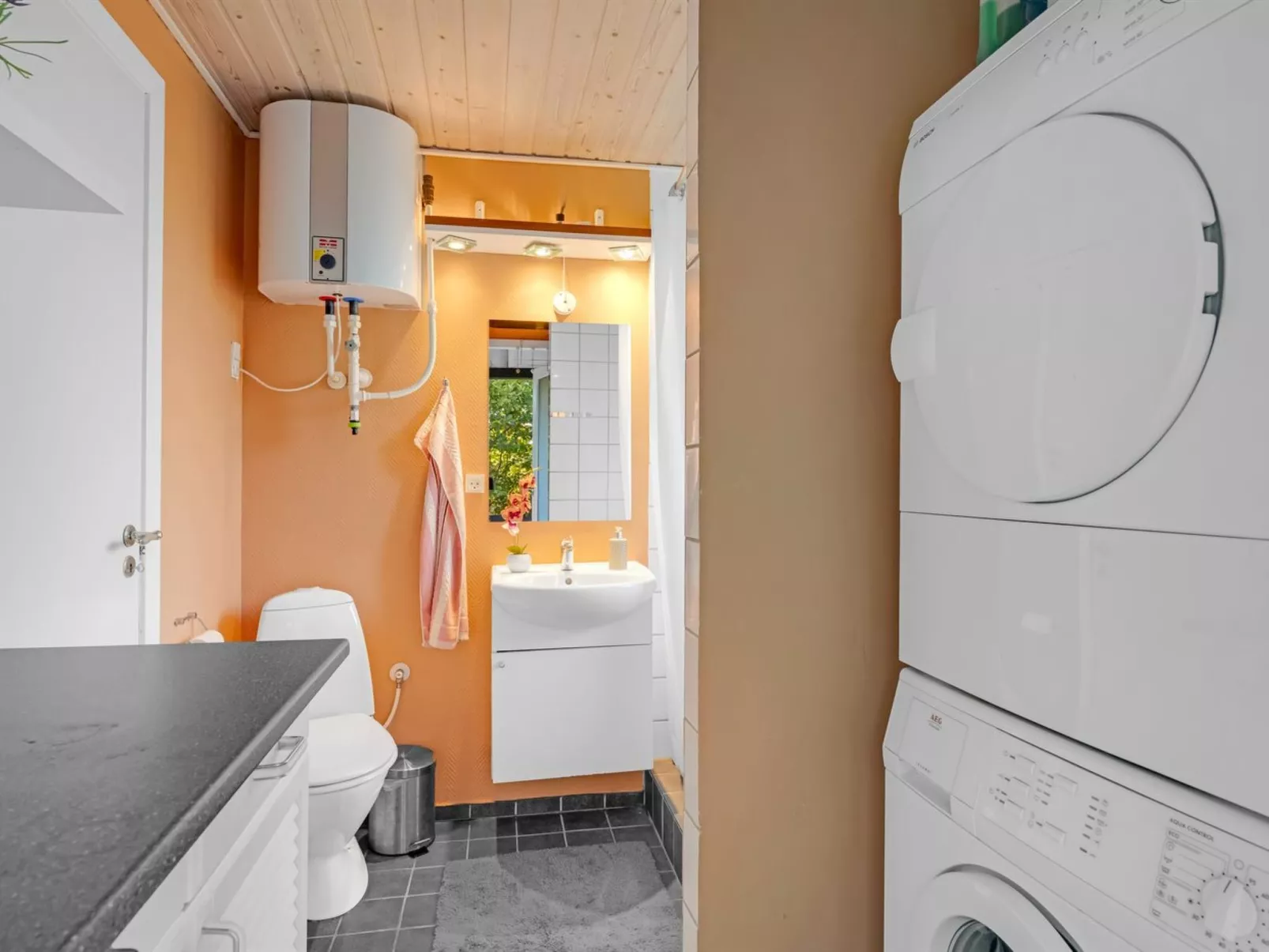 "Sjarlotte" - 400m to the fjord-Binnen