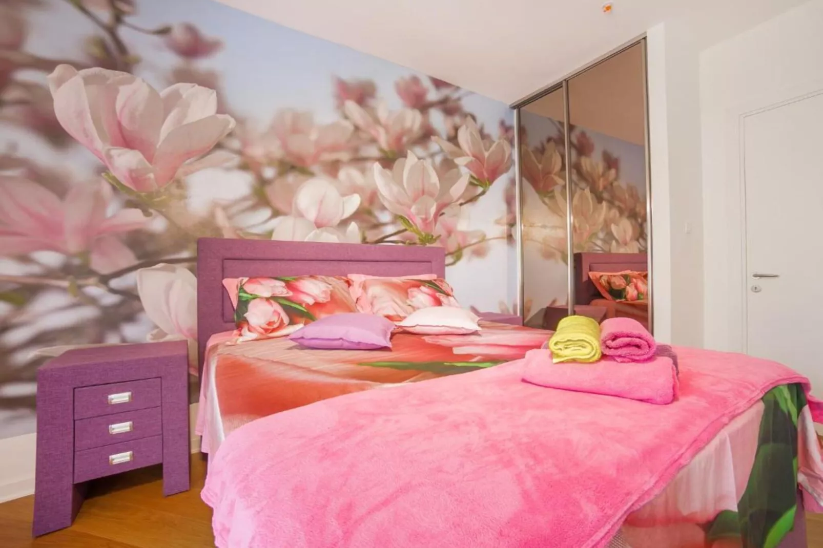 Exclusive Budva Stay Steps From the Beach - One Bedroom Apartment with Balcony-Slaapkamer