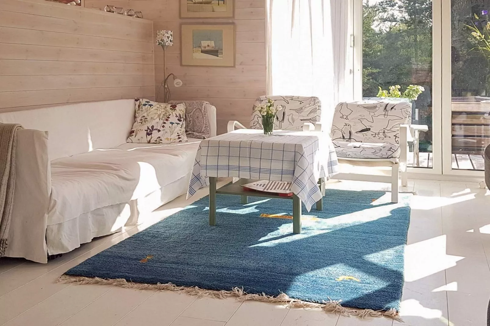 Rustig eilandhuis vlakbij de zee-Binnen