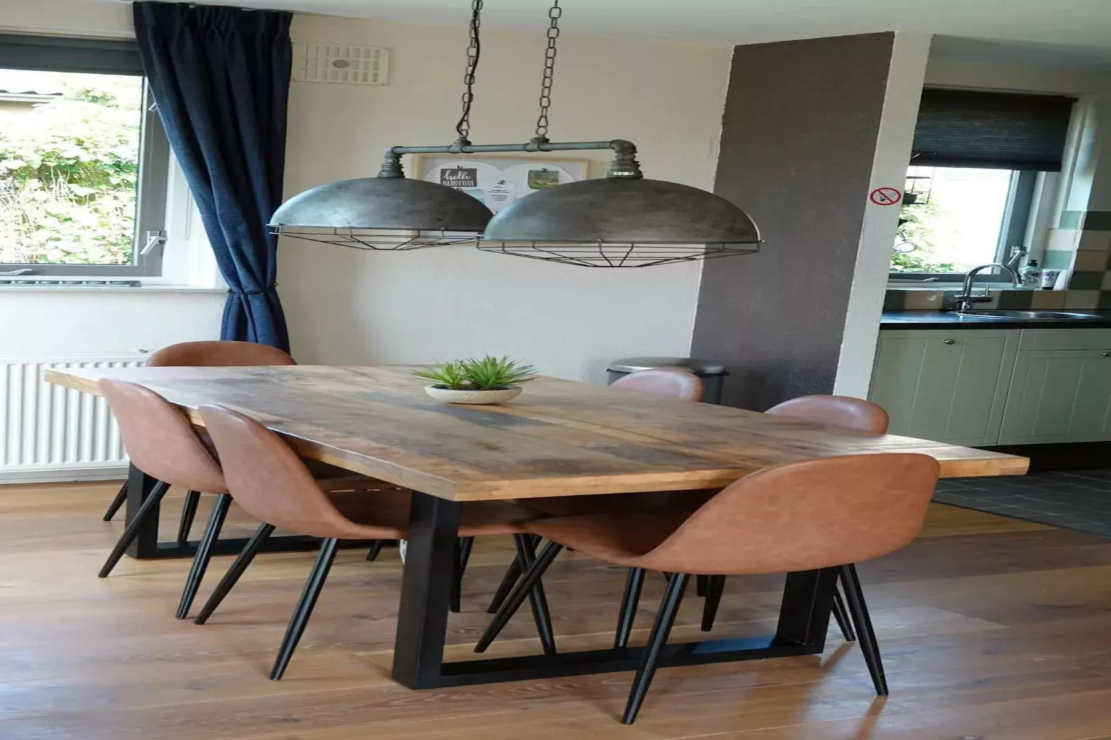 6 - Person Forest Pet & Family Bungalow-Eetkamer