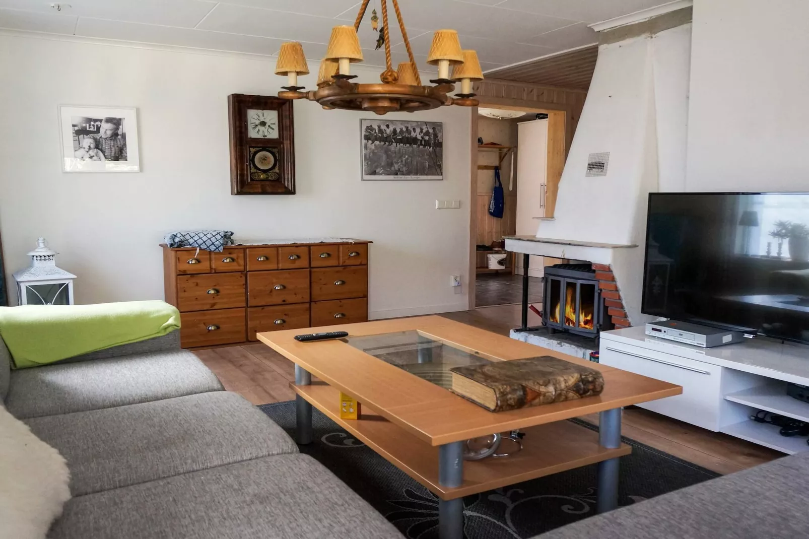 Charmant huisje aan het Sjunnaryd-meer-Binnen