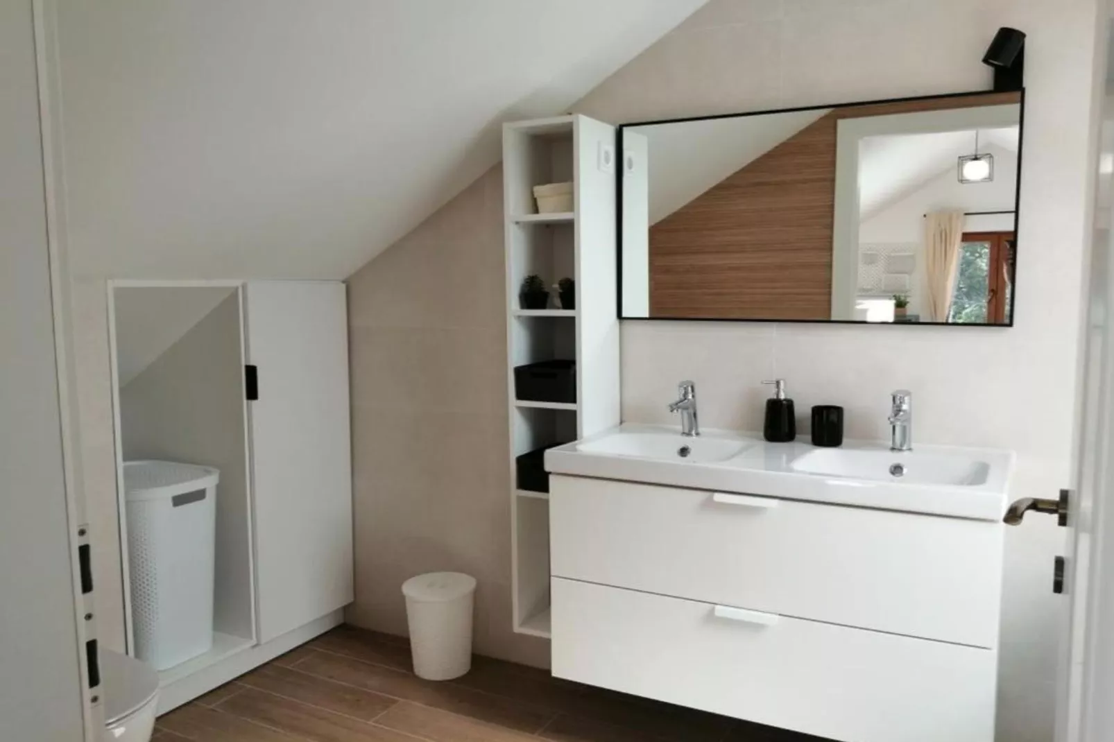 House Serenity with Pool-Badkamer