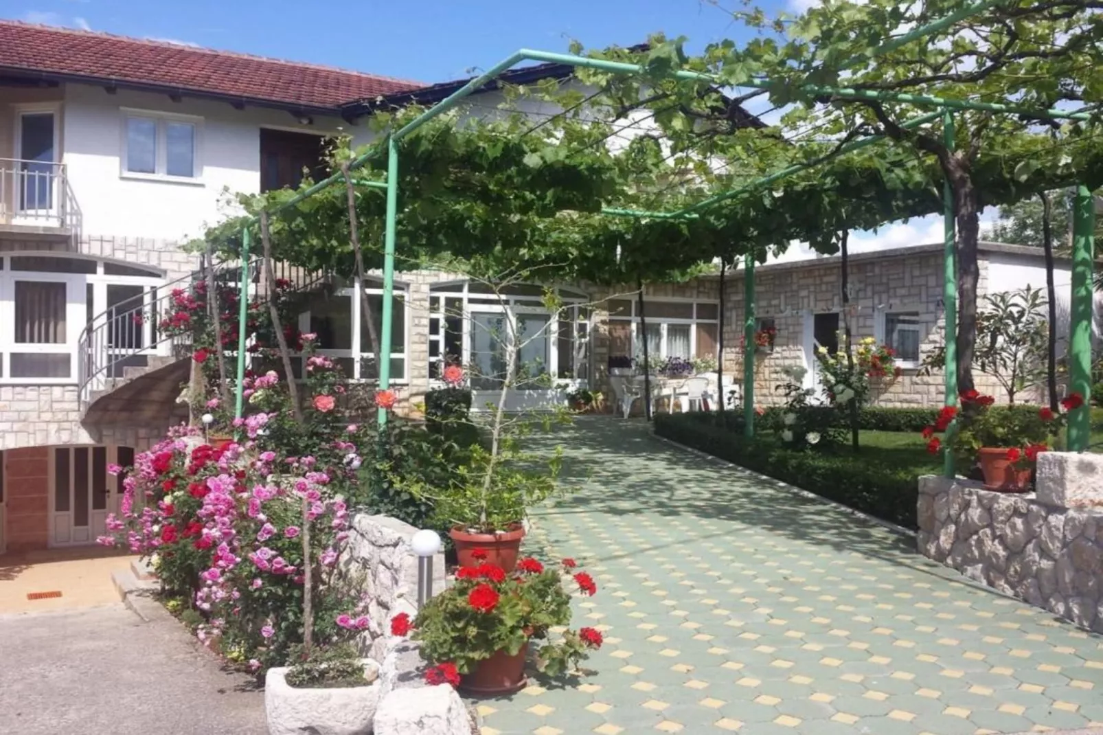 Elez Serenity Guesthouse - Triple room with Balcony-Buitenlucht