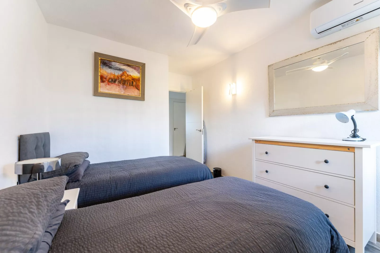 CT 400 - Faro's Beachfront House in Calahonda-Slaapkamer