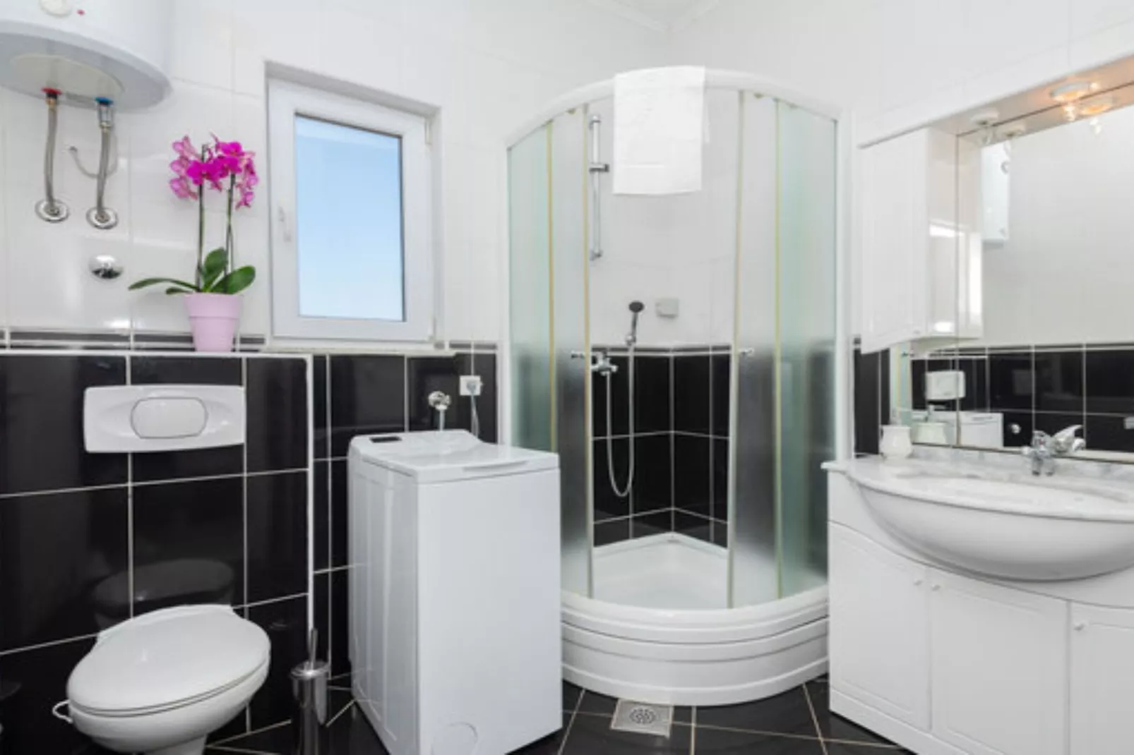 Charming Villa Nina with Pool - Four Bedroom Villa With Terrace and Swimming pool-Badkamer