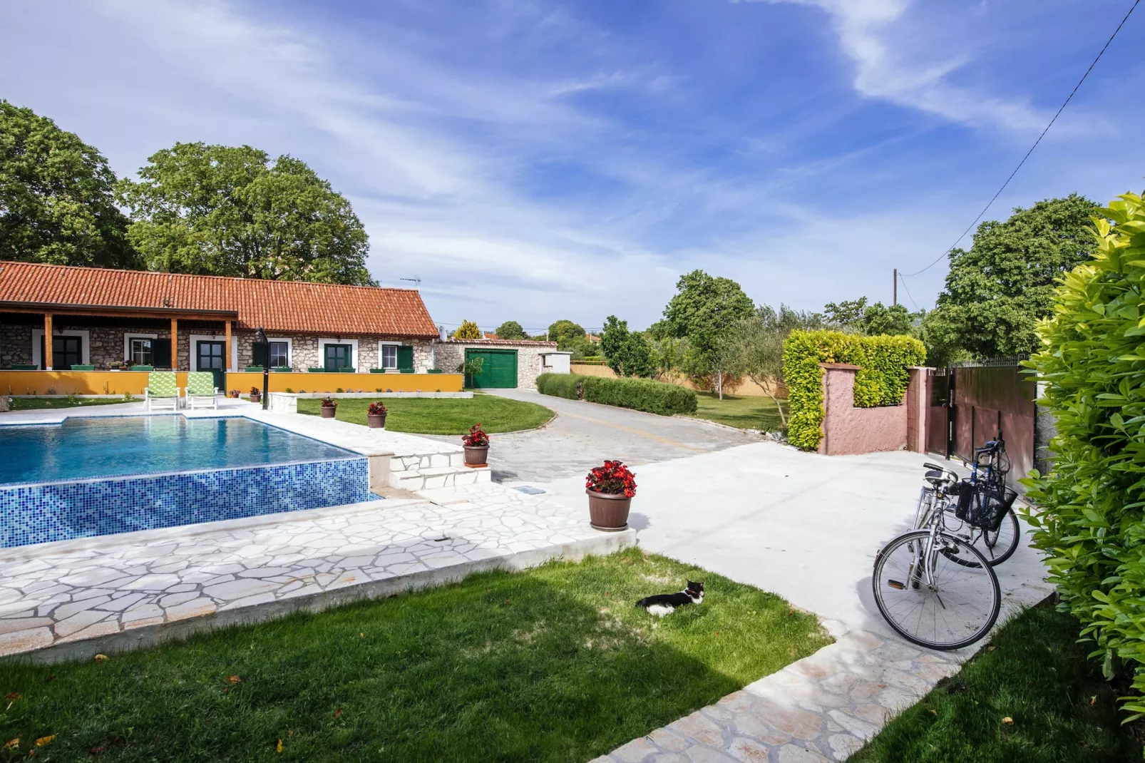 Authentic stone house Momo-Zwembad