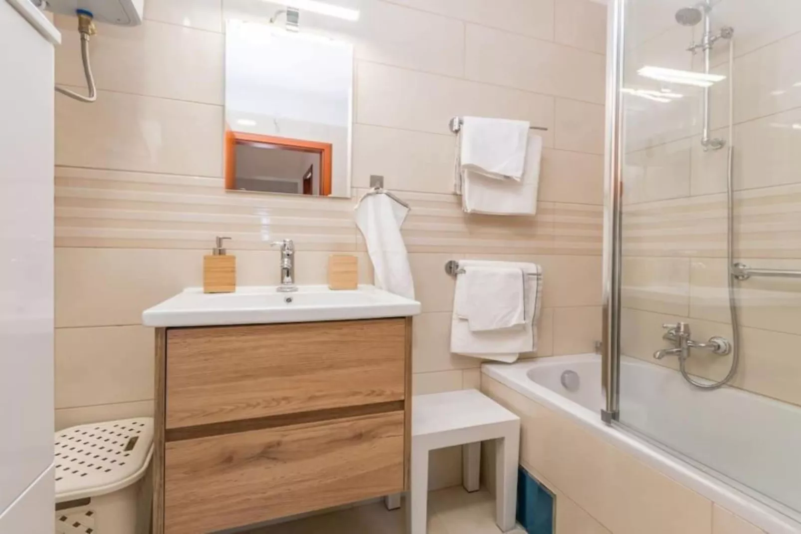 The Grandfather Villa – Heated Pool Retreat-Badkamer