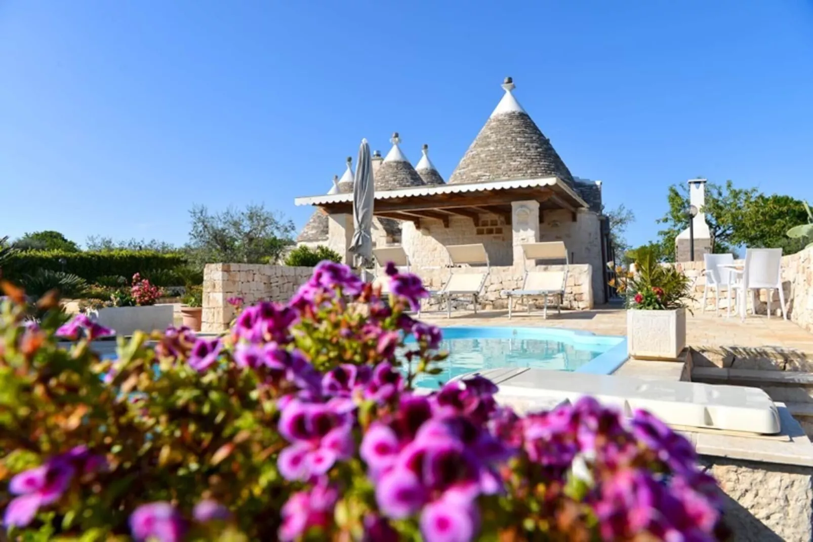 Holiday home Cisternino-Trullo Ulivo Antico-Buitenkant zomer