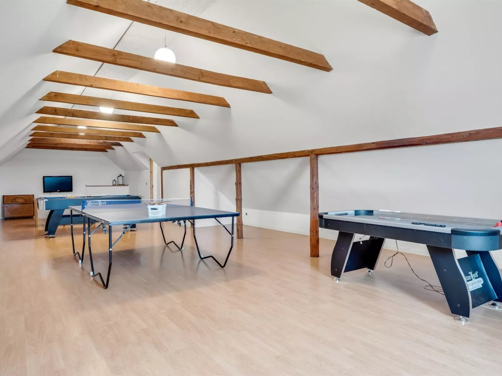 "Folkar" - 3km to the fjord-Binnen