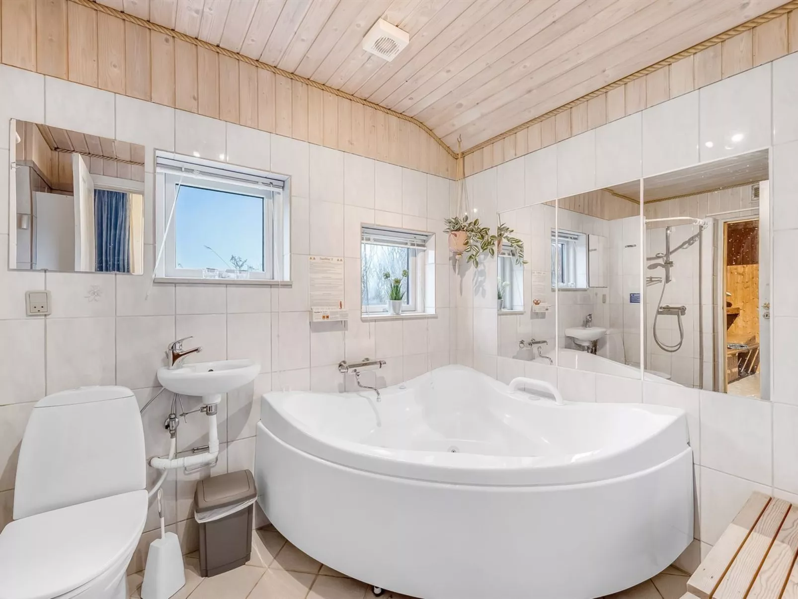 "Safina" -  from the sea-Binnen