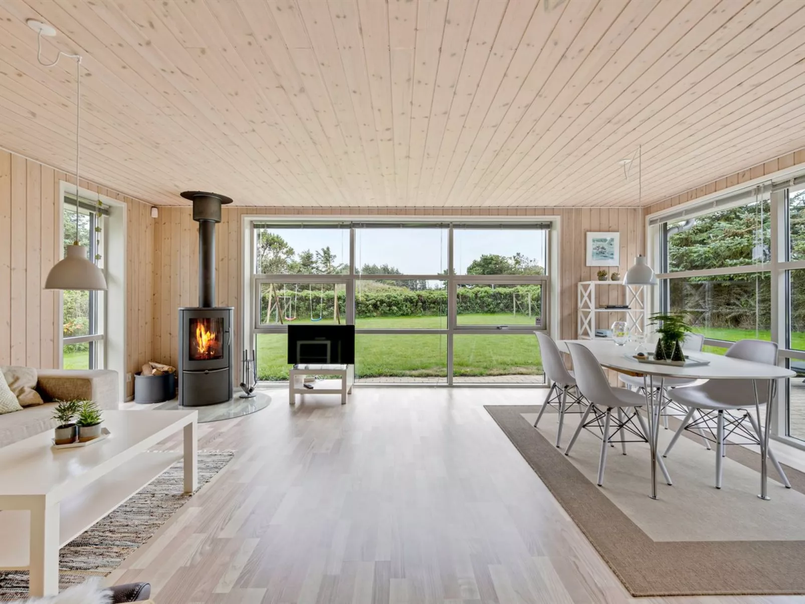 "Into" - 400m from the sea-Binnen