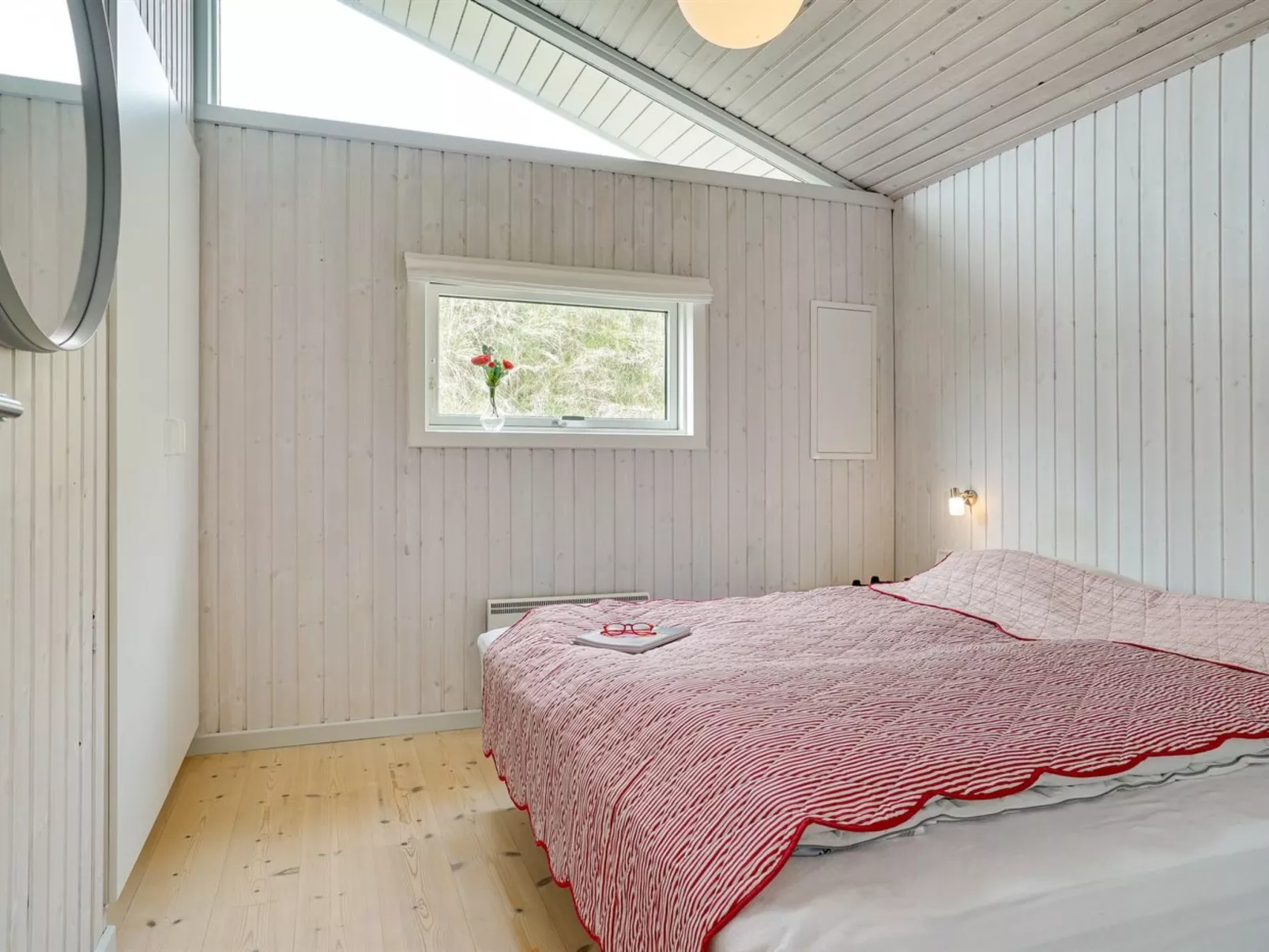 "Erwith" - 50m from the sea-Binnen