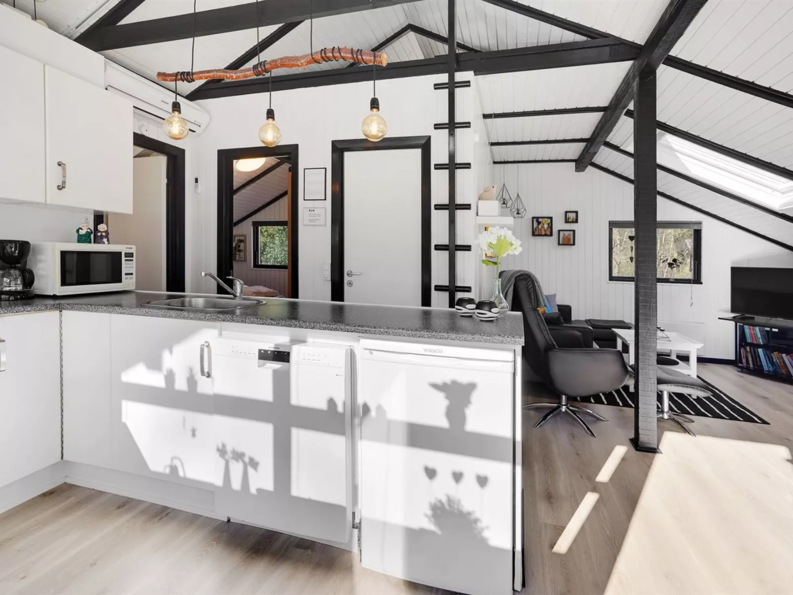 "Elisabeta" - 28km from the sea-Binnen