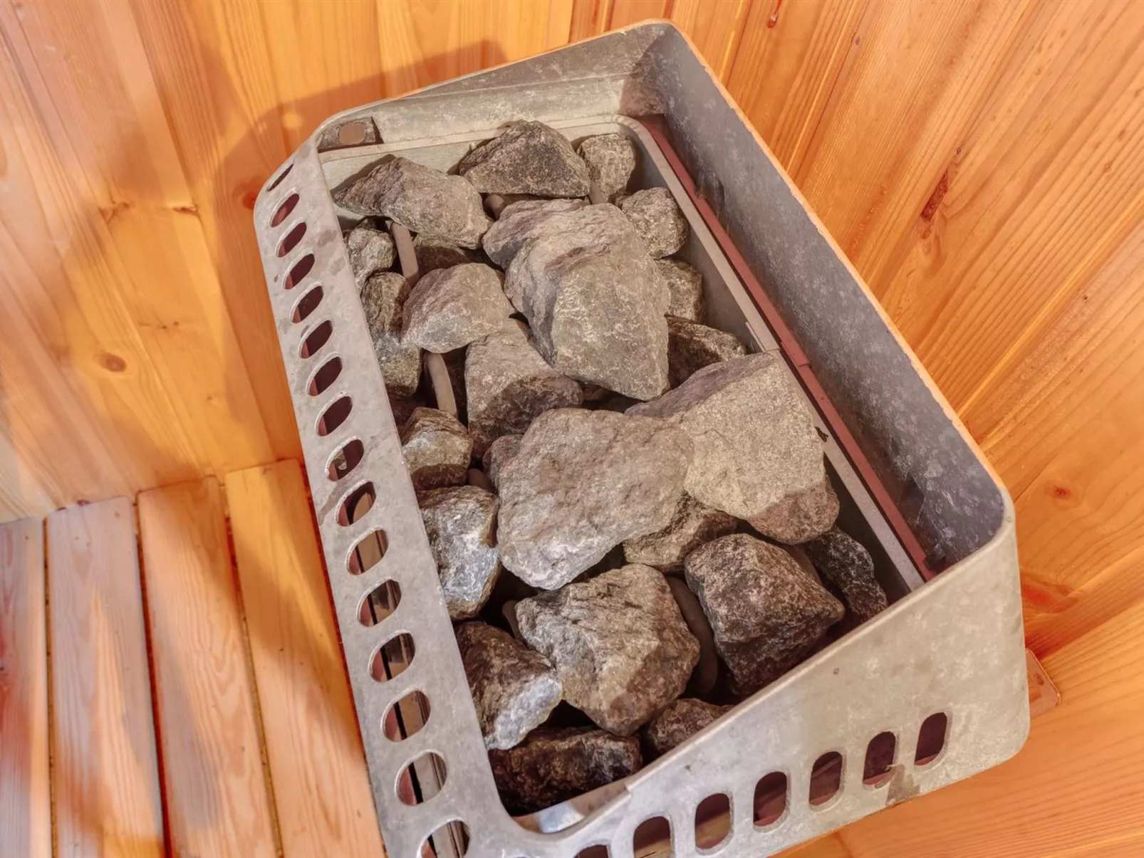 "Ellyn" - 500m from the sea-Binnen