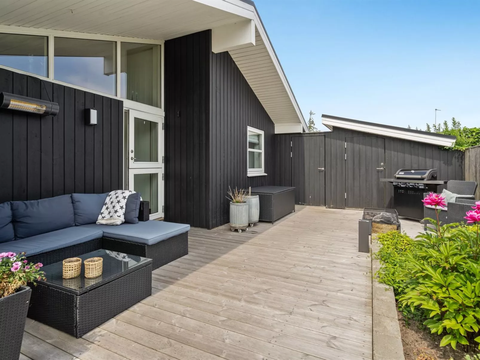 "Sjarlotte" - 100m from the sea-Buiten