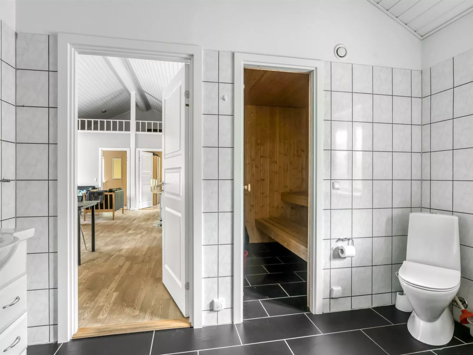 "Ellie" - 300m from the sea-Binnen