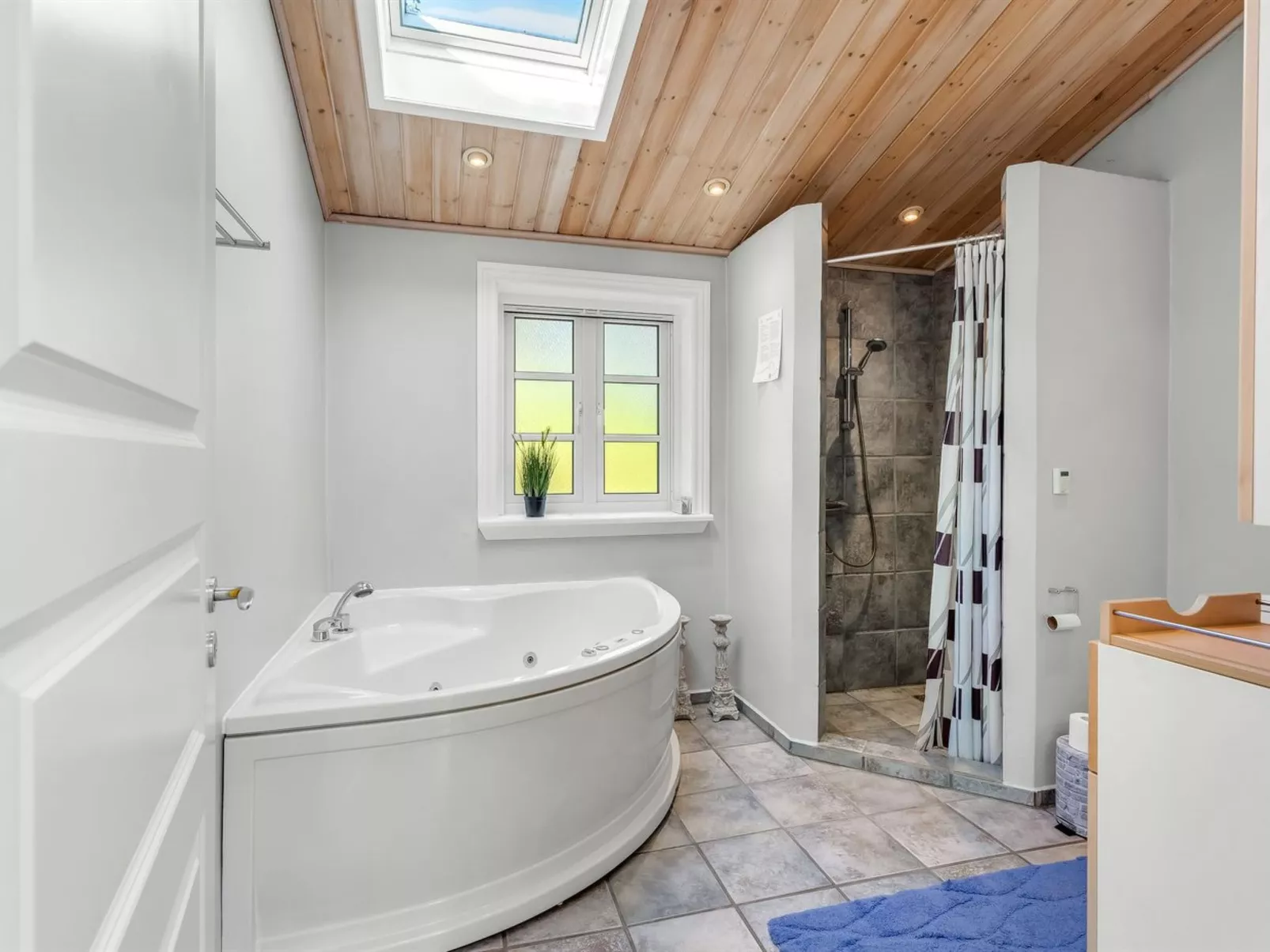 "Merrit" - 4.6km to the fjord-Binnen