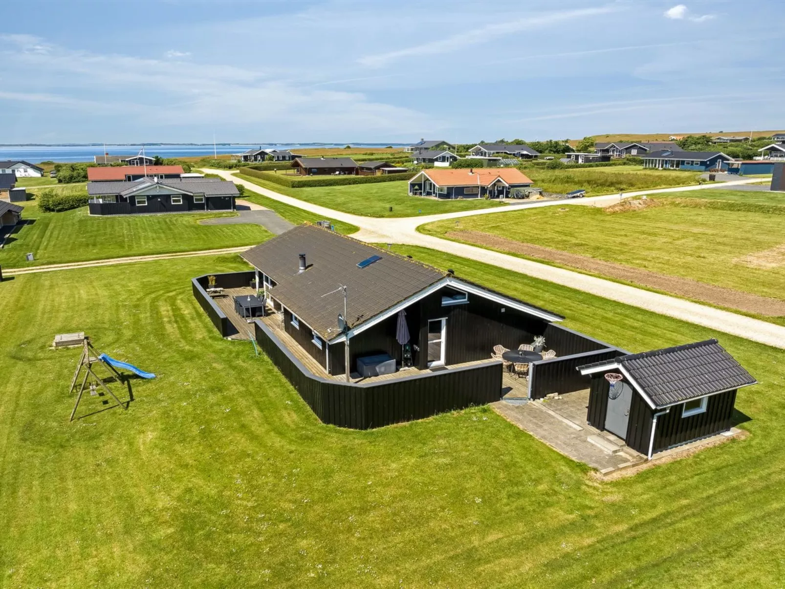 "Samuil" - 300m to the fjord-Buiten