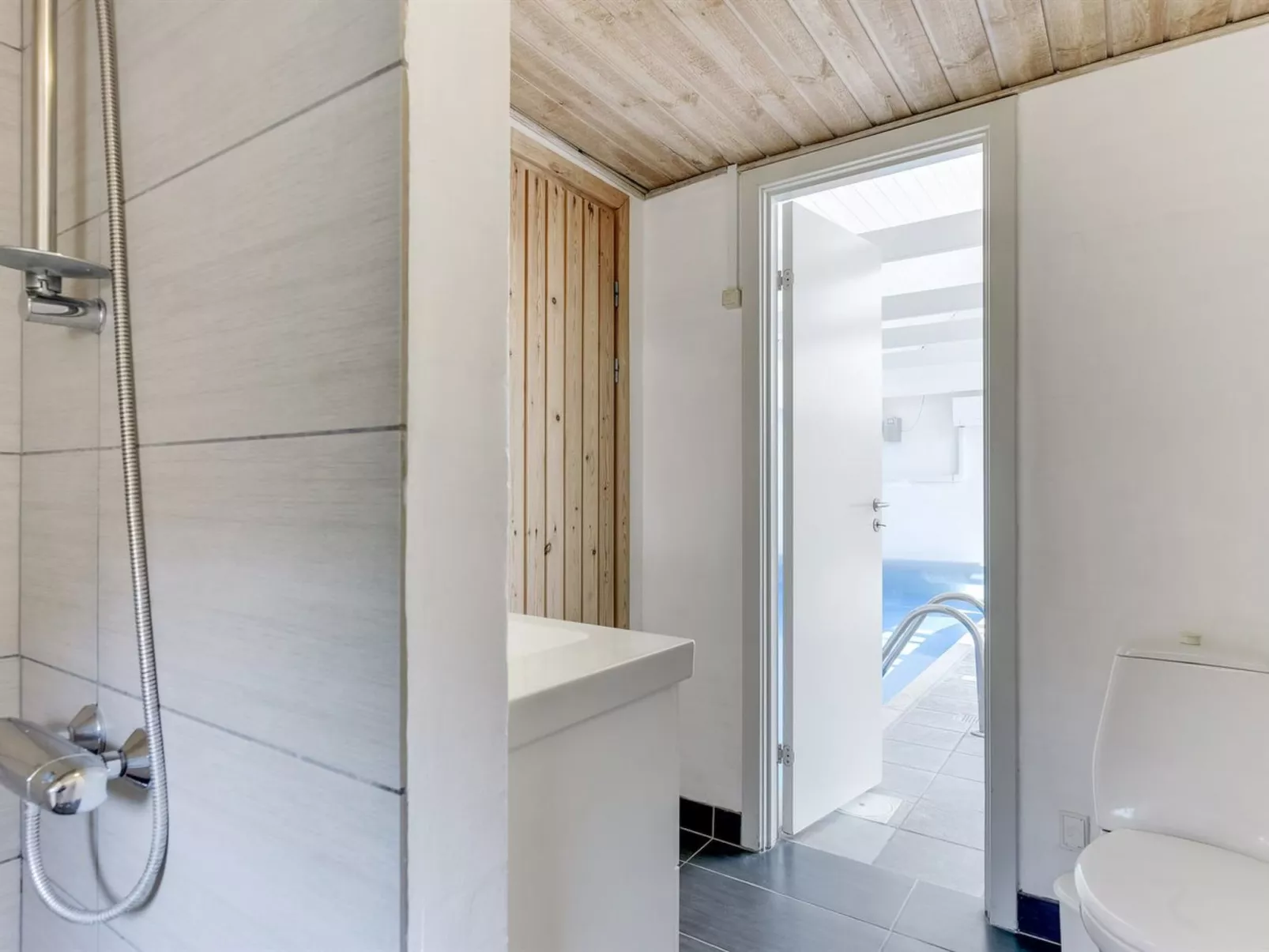 "Laetitita" -  from the sea-Binnen