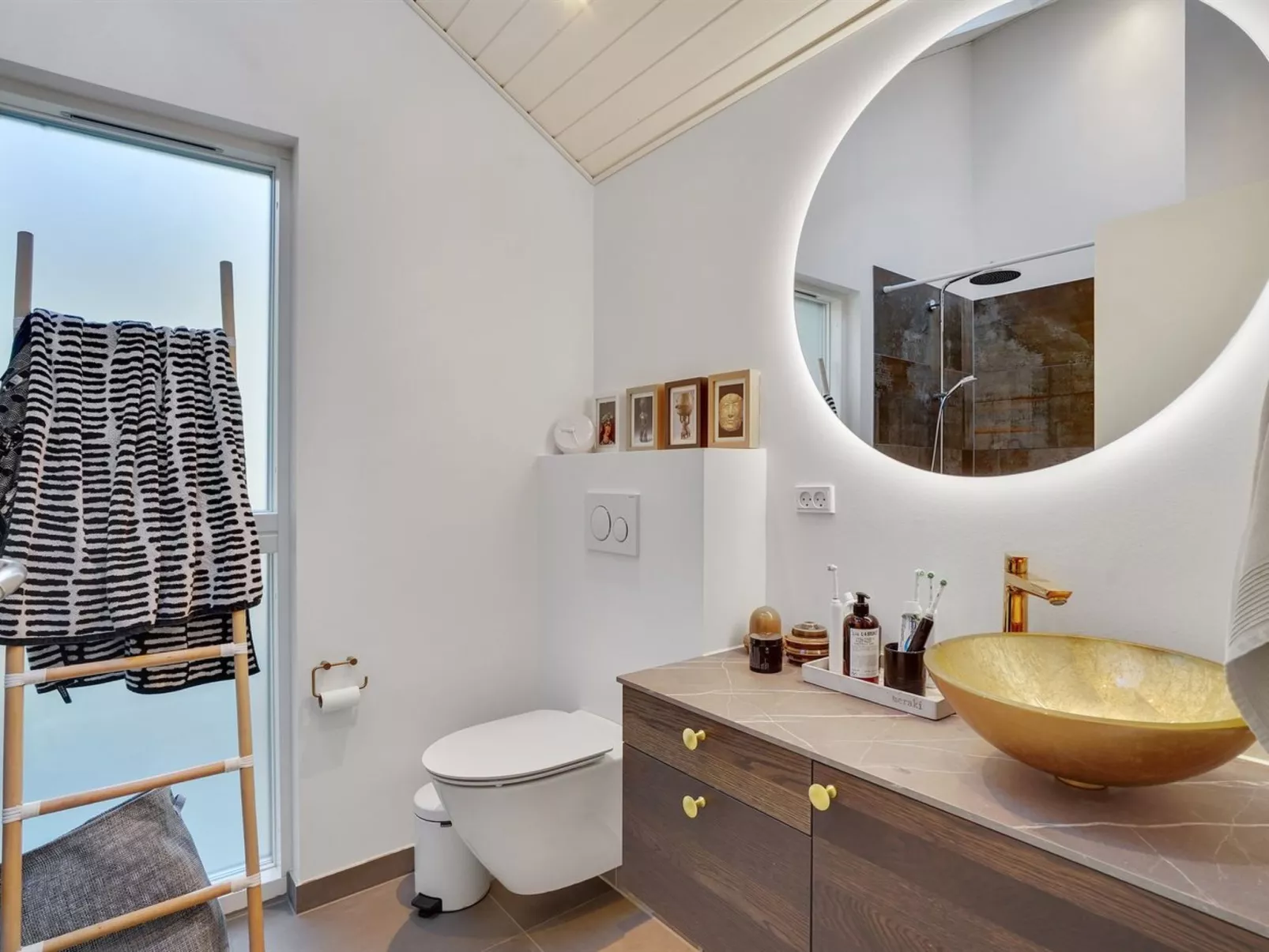 "Iwa" - 475m from the sea-Binnen