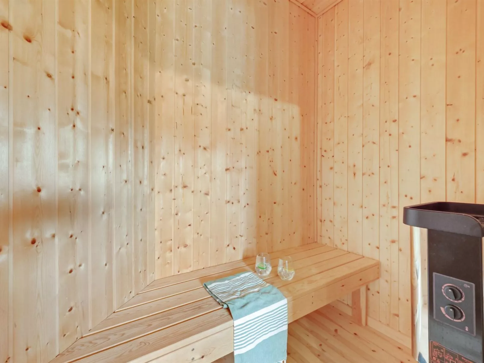 "Binna" - 1.2km to the fjord-Binnen