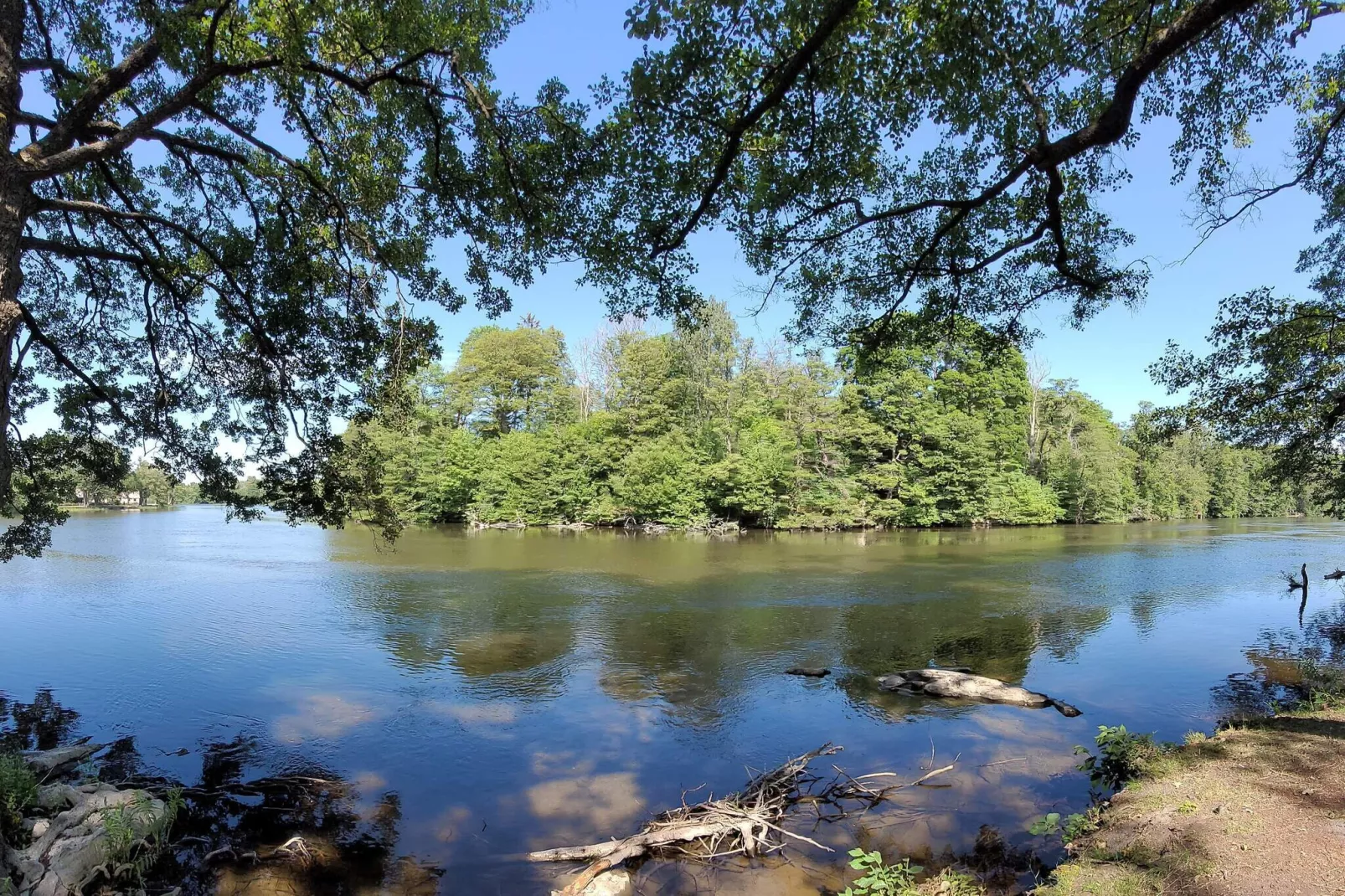Huisje met hottub in Rejmyre-Waterzicht