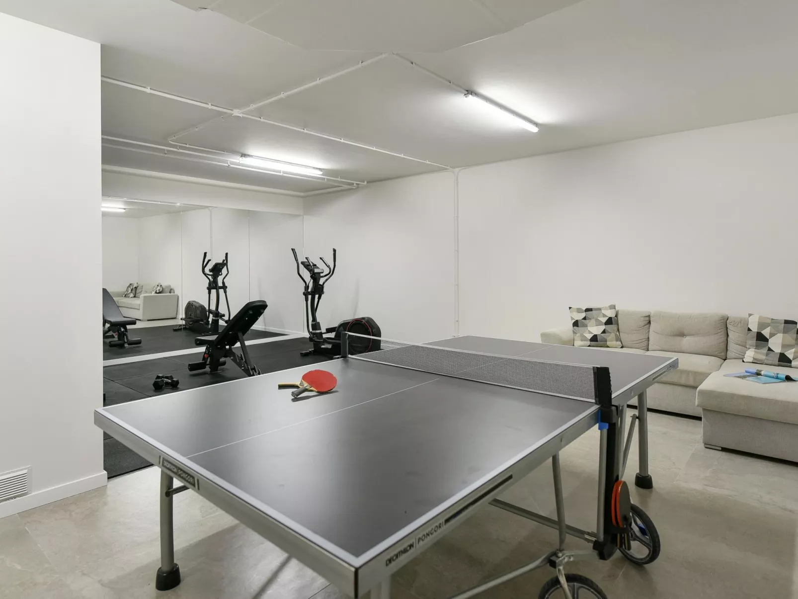 Almadies Tauro - Binnen